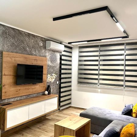 Apartman Lux-Besplatno Koriscenje Zasebne Garaze Σρέμσκα Μιτρόβιτσα Εξωτερικό φωτογραφία
