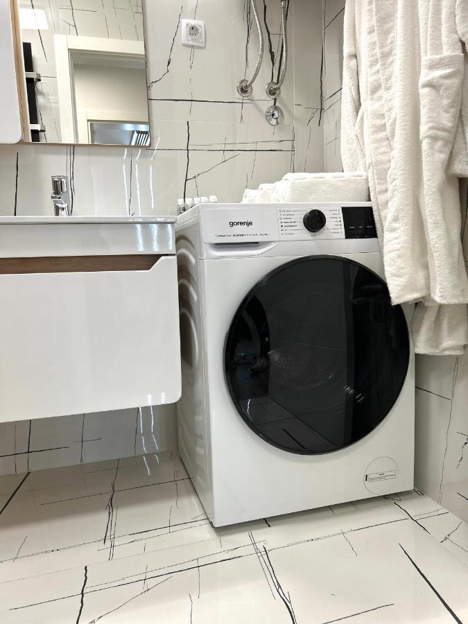 Apartman Lux-Besplatno Koriscenje Zasebne Garaze Σρέμσκα Μιτρόβιτσα Εξωτερικό φωτογραφία