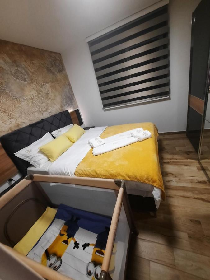 Apartman Lux-Besplatno Koriscenje Zasebne Garaze Σρέμσκα Μιτρόβιτσα Εξωτερικό φωτογραφία