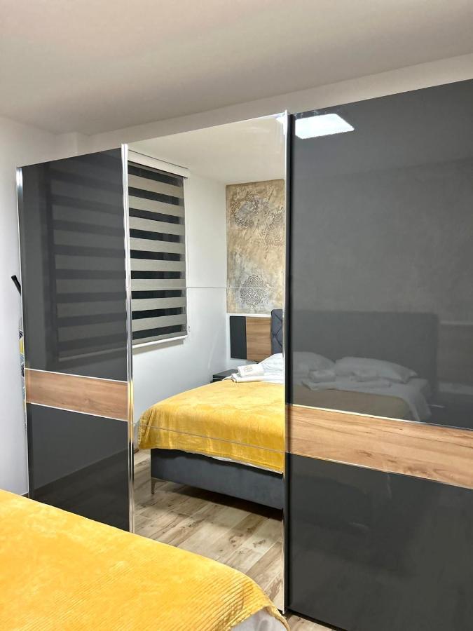 Apartman Lux-Besplatno Koriscenje Zasebne Garaze Σρέμσκα Μιτρόβιτσα Εξωτερικό φωτογραφία