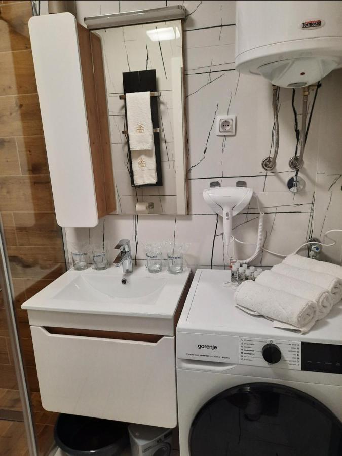 Apartman Lux-Besplatno Koriscenje Zasebne Garaze Σρέμσκα Μιτρόβιτσα Εξωτερικό φωτογραφία