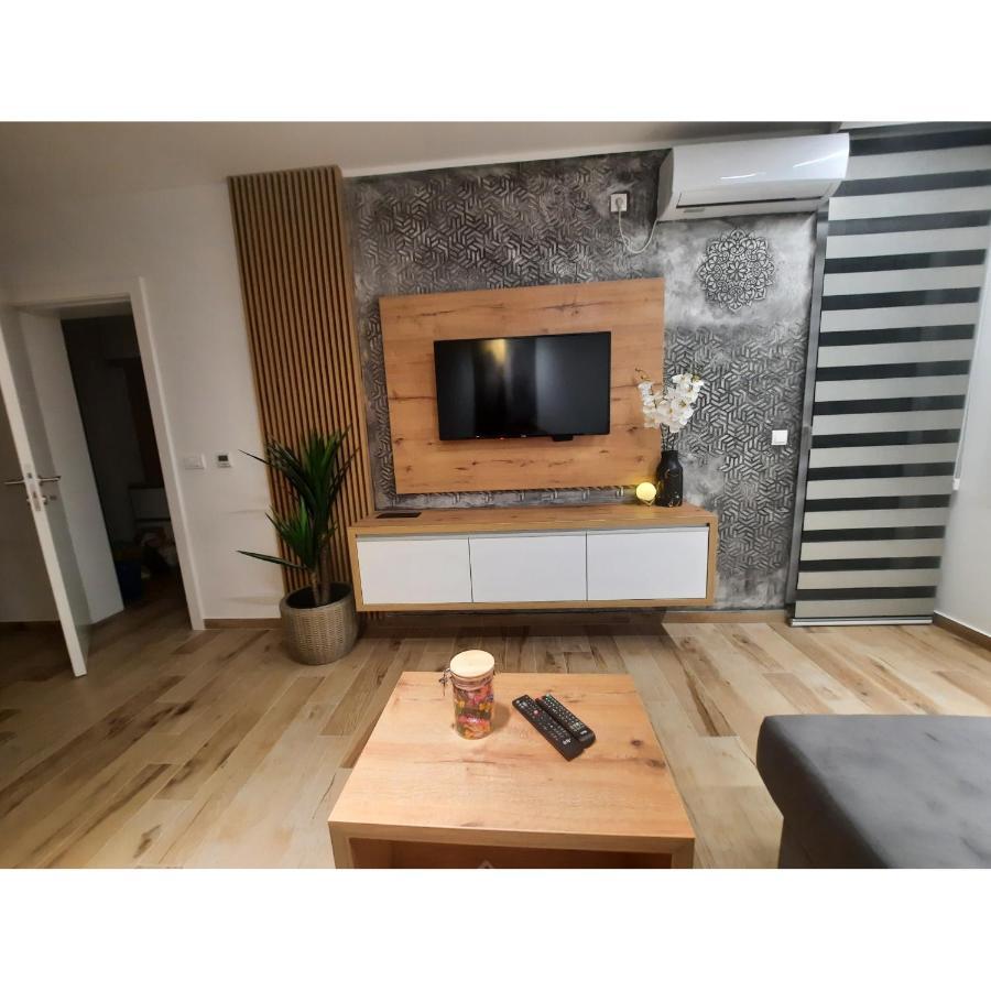 Apartman Lux-Besplatno Koriscenje Zasebne Garaze Σρέμσκα Μιτρόβιτσα Εξωτερικό φωτογραφία