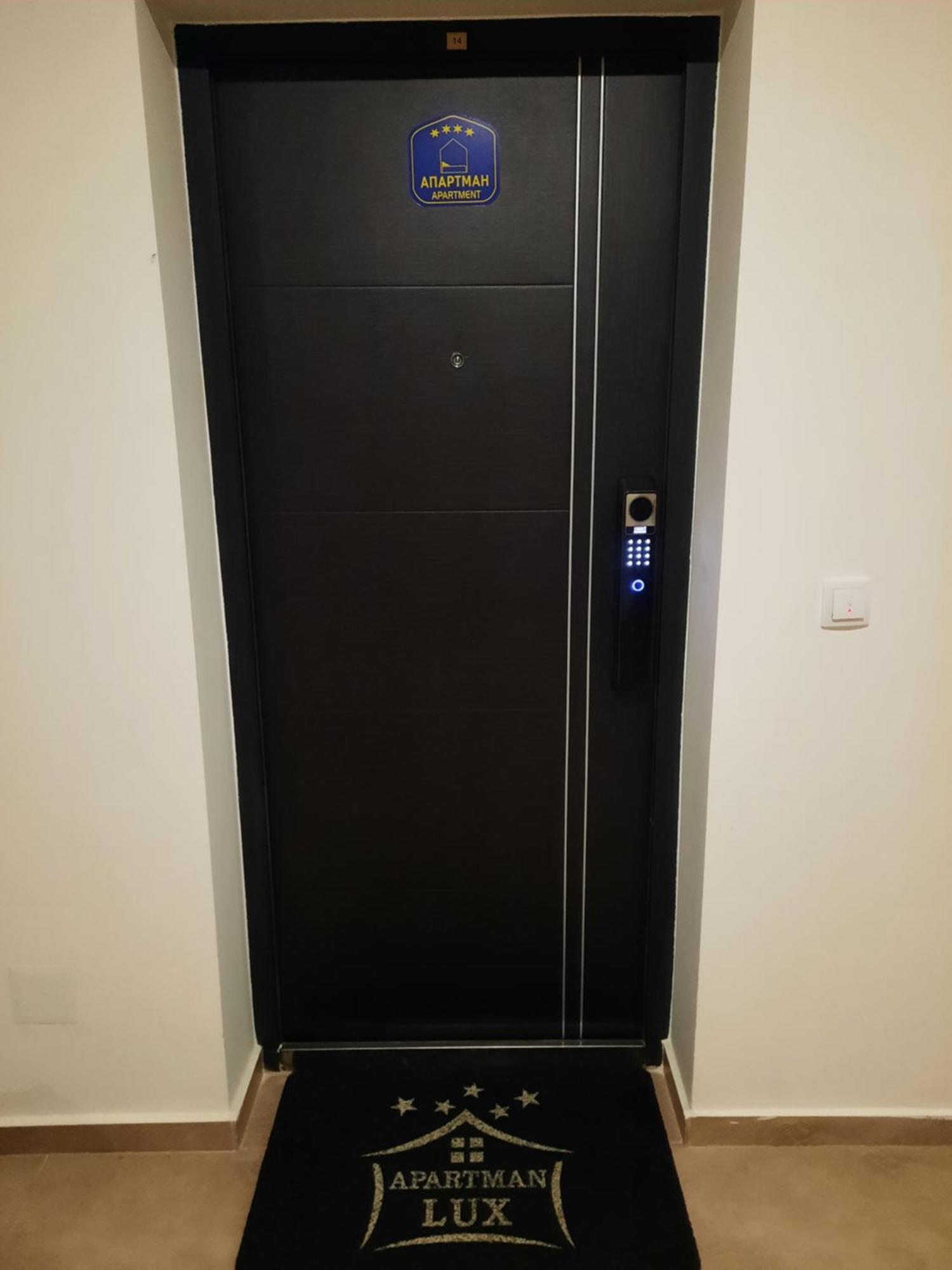 Apartman Lux-Besplatno Koriscenje Zasebne Garaze Σρέμσκα Μιτρόβιτσα Εξωτερικό φωτογραφία