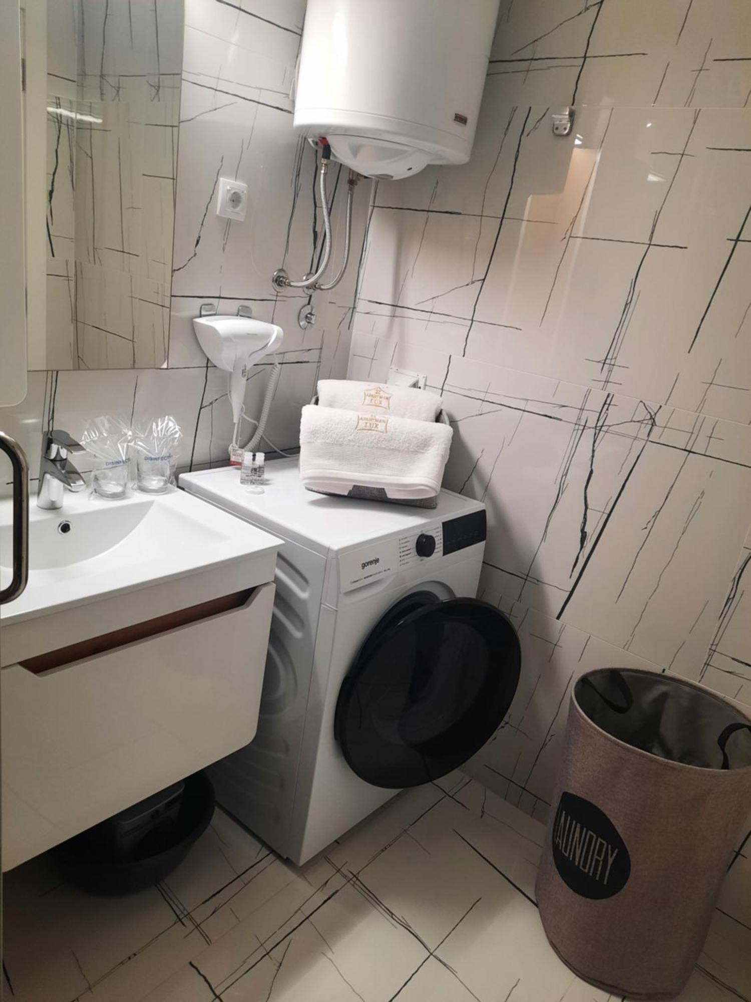 Apartman Lux-Besplatno Koriscenje Zasebne Garaze Σρέμσκα Μιτρόβιτσα Εξωτερικό φωτογραφία