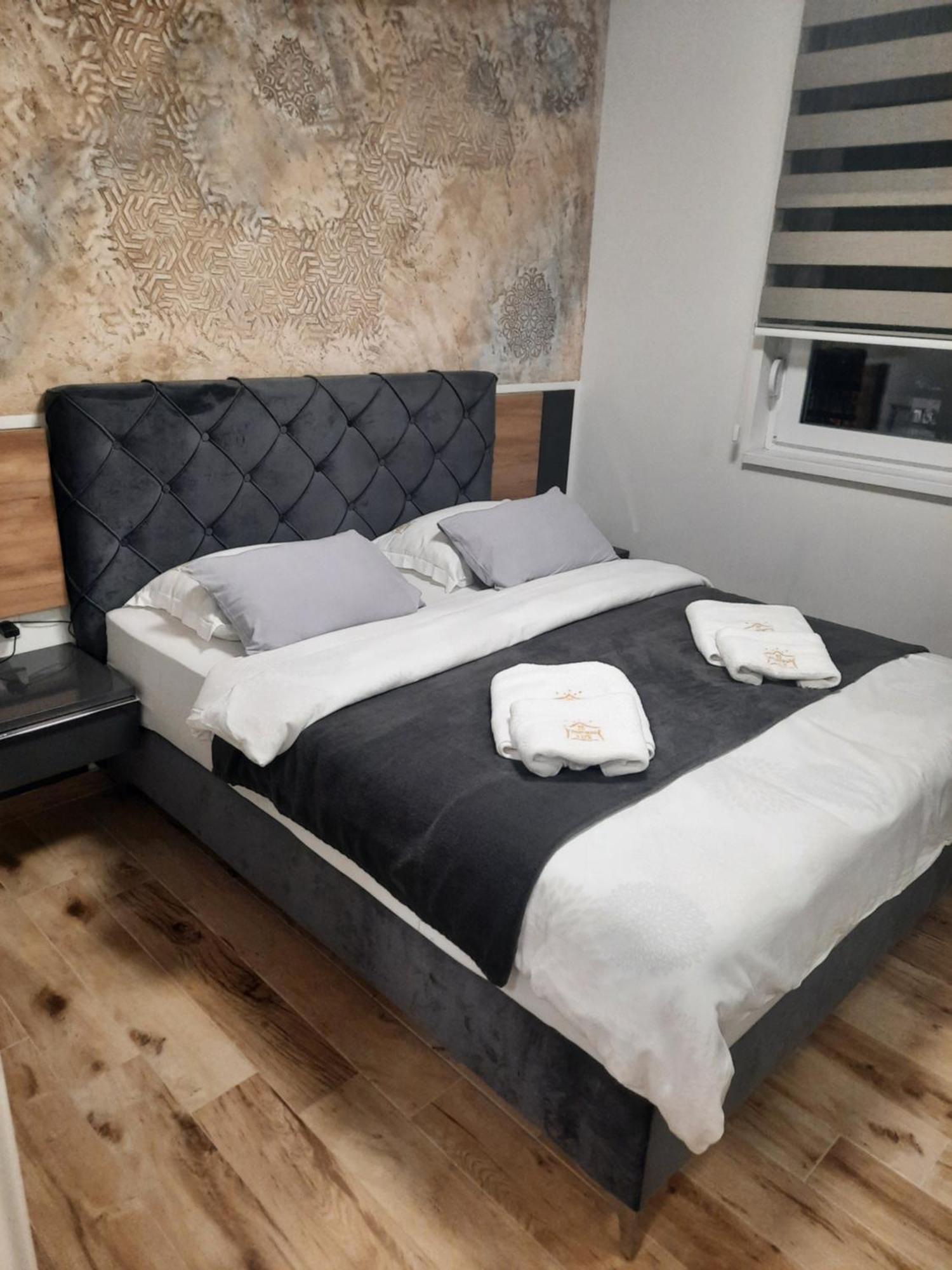 Apartman Lux-Besplatno Koriscenje Zasebne Garaze Σρέμσκα Μιτρόβιτσα Εξωτερικό φωτογραφία